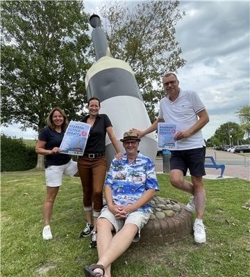 Melanie Schmidt von der TSB, Ines Conrady und Albert Mumme, die „Inis Nacht“ moderieren werden, und Stefan Rößler vom „Achterdeck“ freuen sich auf die Kutterregatta.