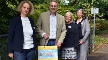 Melanie Siller (Sachgebietsleiterin Frühe Hilfen; von links), Landrat Marco Prietz, Jugendamtsleiterin Ulrike Helle und Dezernentin Imke Colshorn stellten im Kreishaus das Jubiläumsprogramm vor.