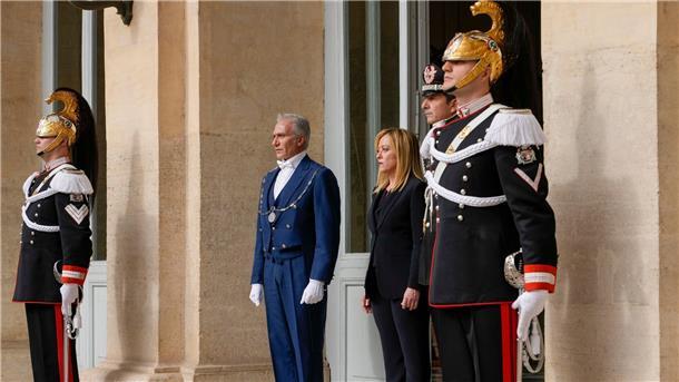 Meloni ist als erste Frau in der Geschichte Italiens im Amt der Regierungschefin vereidigt worden.