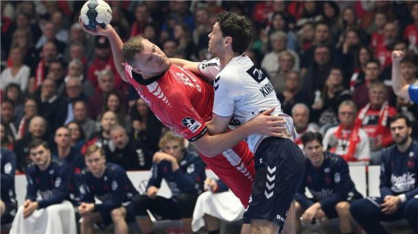 Melsungens Dainis Kristopans (l) im Zweikampf mit Flensburgs Niclas Kirkeløkke.