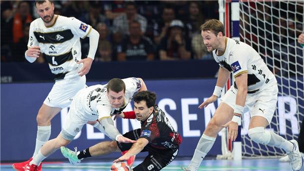 Melsungens Eric Balenciaga (M) versucht, den Ball zu kontrollieren.