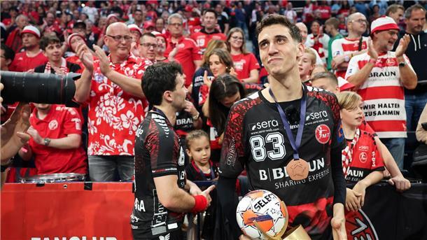 Melsungens Ian Barrufet Torrebejano feiert mit der Trophäe für den Top-Scorer der Saison in der EHF.