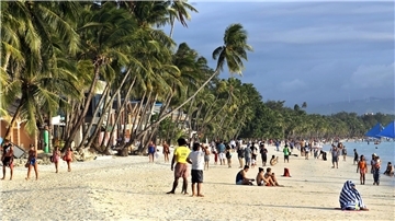 Menschen an einem Strand auf den Philippinen: Die Hotels und Resorts waren während der Osterfeiertage größtenteils ausgebucht (Symbolbild).