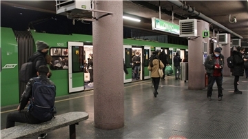 Menschen auf einem U-Bahnhof in Mailand: Wie viele Beschäftigte folgen tatsächlich dem Streikaufruf?