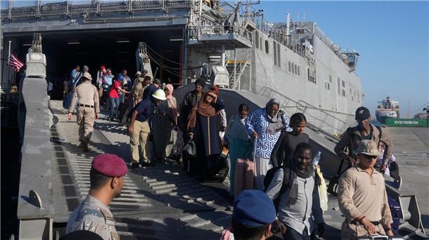 Menschen aus dem Sudan werden in Dschidda mit Blumen begrüßt.