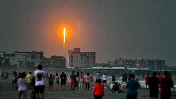 Nasa-Raumsonde „Psyche“ startet zu metallreichem Asteroiden Menschen beobachten am Cocoa Beach im US-Bundesstaat Florida, wie die SpaceX-Rakete in Cape Canaveral abhebt.