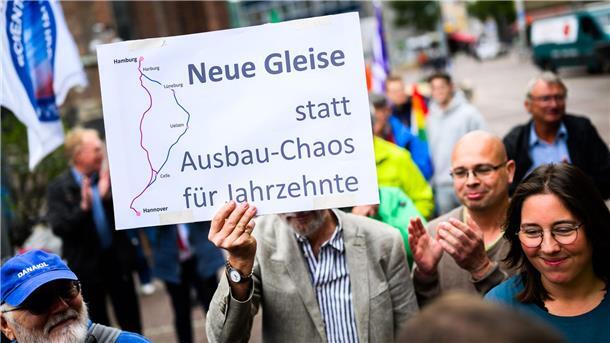 Demonstration für Neubau der Bahnstrecke Hamburg-Hannover Menschen demonstrieren für den Neubau der Bahnstrecke Hamburg-Hannover.