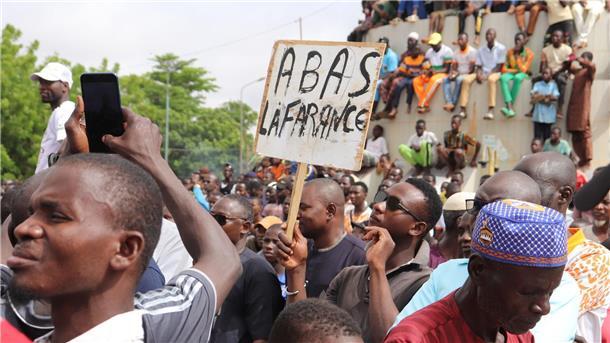 Menschen demonstrieren in Nigers Hauptstadt Niamey, um damit ihre Unterstützung für die Putschisten zu zeigen.