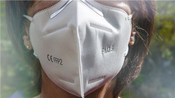 Menschen, die 60 Jahre oder älter sind, bekommen drei Masken unter Vorlage des Personalausweises kostenlos in den Apotheken. Auch Menschen mit chronischen Erkrankungen bekommen die Masken.
