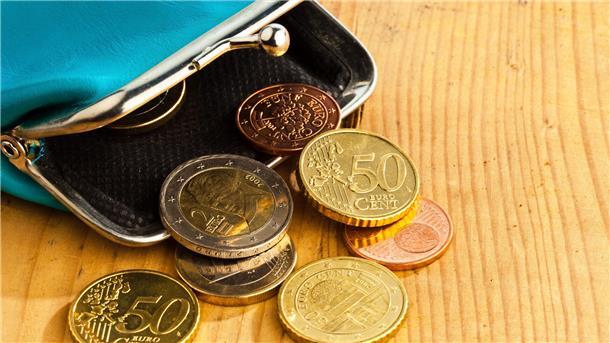 Eine Geldbörse mit wenigen Münzen.