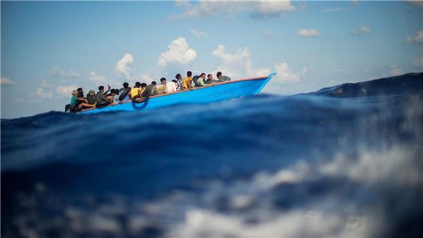Erneut rund 150 Migranten aus dem Meer vor Zypern gerettet Menschen, die nach Europa wollen, sitzen in einem Holzboot im Mittelmeer. Symbolbild