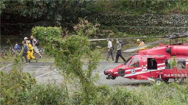 Eingeschlossene Menschen nach Beben in Taiwan befreit Menschen, die noch nach dem Erdbeben am 3. April im Taroko-Nationalpark festsaßen, konnten gerettet werden und verlassen in Begleitung von Rettungskräften den Hubschrauber.