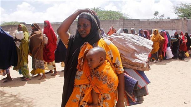 Menschen, die vor einer Dürre geflohen sind, in einer behelfsmäßigen Unterkunft für Vertriebene in Mogadischu (Somalia).
