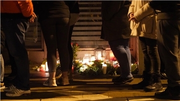 Menschen gedenken der Opfer der Messerattacke im Bahnhof von Brokstedt.