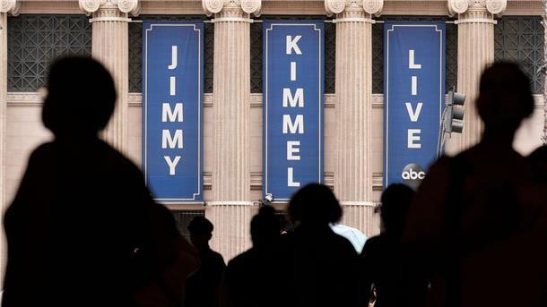 Menschen gehen am Studio der Talkshow „Jimmy Kimmel Live!“ auf dem Hollywood Boulevard in Los Angeles vorbei.