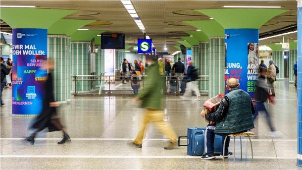 Polizei: Handgranate in Bahnhof war funktionsfähig Menschen gehen durch die B-Ebene des ÖPNV-Bahnhofs Hauptwache in Frankfurt.