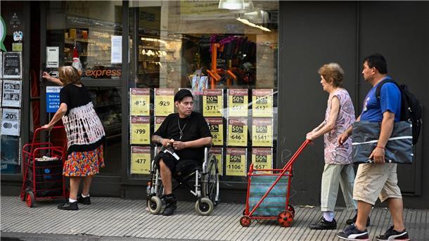 Inflationsrate in Argentinien steigt auf über 250 Prozent Menschen gehen in Buenos Aires einkaufen. Die jährliche Inflationsrate ist in Argentinien auf über 250 Prozent gestiegen.