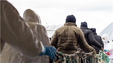 Menschen gehen in Italien von Bord des Rettungsschiffes Sea-Eye 4.