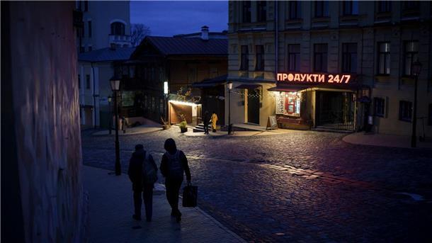 Menschen gehen während der Abenddämmerung im Stadtzentrum von Kiew spazieren. Neben schweren Kämpfen besonders im Süden der Ukraine melden die Behörden auch Drohnenangriffe auf Kiew und weitere Städte.