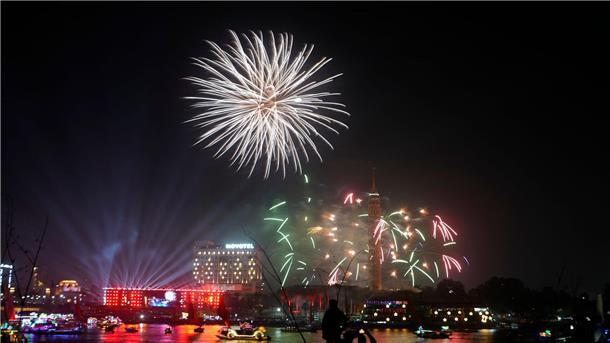 Weltweiter Party-Start ins Jahr 2023 Menschen in aller Welt begrüßen das neue Jahr, wie hier mit einem Feuerwerk über dem Kairo Tower.