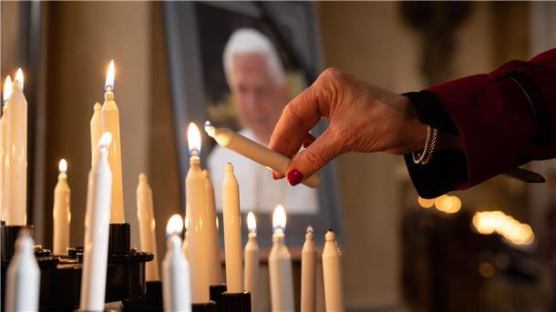 Menschen in aller Welt trauern um den verstorbenen Papst Benedikt XVI.