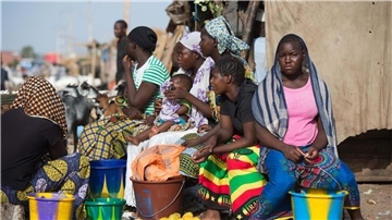 Menschen in Bamako, der Hauptstadt von Mali, auf einem Markt.