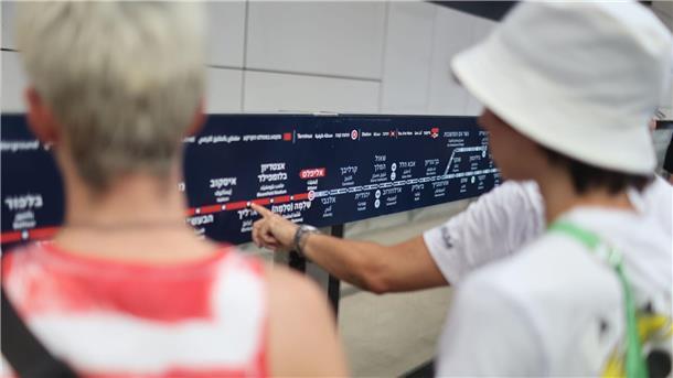 Tel Aviv startet Stadtbahn: Streit um Fahrtzeiten am Sabbat Menschen informieren sich über die Haltestationen der neuen Stadtbahn am Tag ihrer inbetriebnahme.