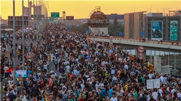 Menschen marschieren während einer Demonstration auf einer Autobahn in Belgrad.