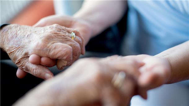 Wie es sich besser mit Alzheimer und anderen Demenzen leben lässt Menschen mit Demenz brauchen Hilfe auf vielen Gebieten. Speziell geschulte Pflegeberater können unterstützen.