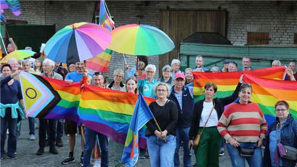 Wahrenholz: Ein Dorf sieht bunt Menschen mit Regenbogenflaggen und -schirmen beteiligten sich am Freitagabend an einer Kundgebung.