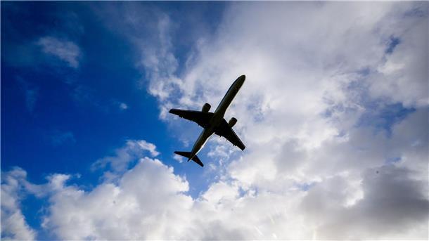 Menschen nutzen vermehrt die Online-Kommunikation, statt zu fliegen.