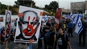 Menschen protestieren gegen die Regierung des israelischen Ministerpräsidenten Bejamin Netanjahu.