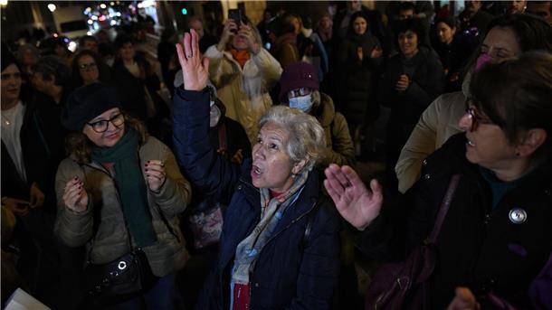 Vier Frauen in 24 Stunden in Spanien umgebracht Menschen protestieren in Madrid gegen häusliche Gewalt und die erneute Ermordung von Frauen.