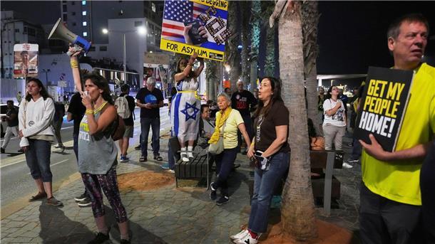 67 Ex-Geiseln fordern Netanjahu zu Geisel-Deal auf Menschen protestieren vor der Außenstelle der US-Botschaft und fordern die Freilassung der von der Hamas im Gazastreifen festgehaltenen Geiseln.