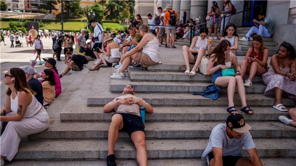 Hitzewellen hängen mit dem Klimawandel zusammen Menschen ruhen sich an einem heißen und sonnigen Sommertag in Madrid aus.