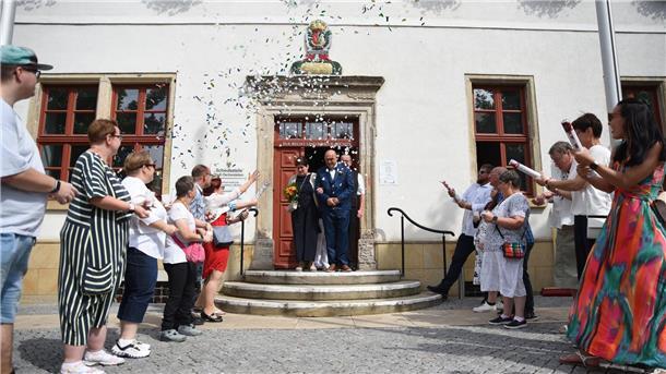 Hochzeit mit Behinderungen: 885 Tage Warten auf das Jawort Menschen schießen am Samstag (9.8.) Konfettikanonen in Richtung des Brautpaars.
