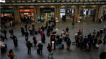 Menschen stehen an Anzeigetafeln im Londoner Bahnhof Kings Cross: Streiks behindern den Reiseverkehr zu Weihnachten erheblich.