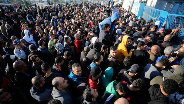 Medien: Israel will mehr Hilfe für Gaza zulassen Menschen stehen in der Stadt Dair El-Balah im Gazastreifen an, um Mehl zu erhalten, das von der UN verteilt wird.