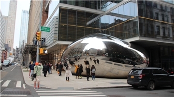 Menschen stehen vor einer neuen „Bohnen“-Skulptur von Künstler Anish Kapoor in New York.