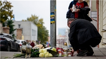 Menschen stellen Kerzen am Tatort nach Schüssen vor einer Schwulenbar ab. Im Zentrum der slowakischen Hauptstadt Bratislava hat ein Angreifer vor einer Schwulenbar zwei Männer erschossen und eine Kellnerin schwer verletzt.