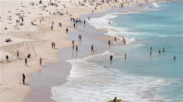 Menschen suchen Abkühlung am Bondi Beach in Sydney.