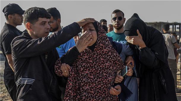 Menschen trauern in Rafah im Gazastreifen um Angehörige, die bei einem israelischen Luftangriff auf ihr Haus getötet wurden.
