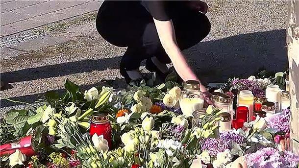 Menschen trauern nach dem tödlichen Angriff in Bad Oeynhausen.
