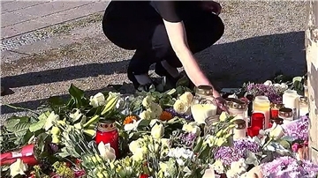Menschen trauern nach dem tödlichen Angriff in Bad Oeynhausen.