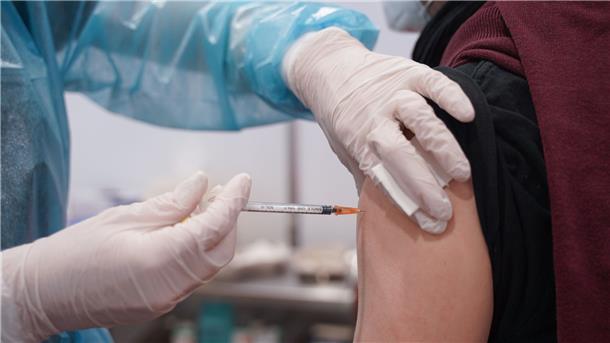 Corona-Impfung: Ältere werden per Post informiert Menschen über 60 Jahre sollten sich erneut gegen das Coronavirus impfen lassen.