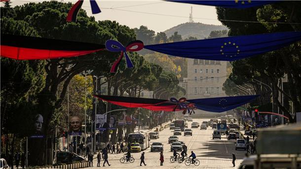 Menschen überqueren den Bulevardi Dëshmorët e Kombit (Boulevard der Märtyrer) in Albaniens Hauptstadt Tirana.