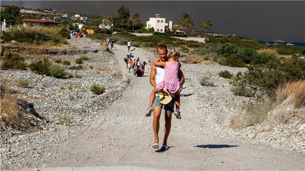 Waldbrände auf Rhodos toben weiter - Tausende fliehen Menschen verlassen ein Waldbrandgebiet auf Rhodos. Auf der griechischen Insel wüten weiter mehrere Brände.