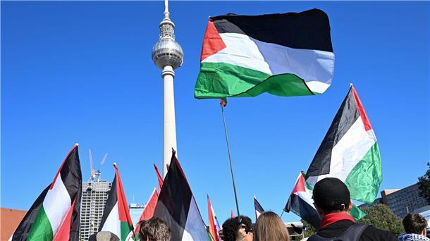 Menschen versammeln sich am Neptunbrunnen zu einem Demonstrationsmarsch und einer Kundgebung für Gaza.