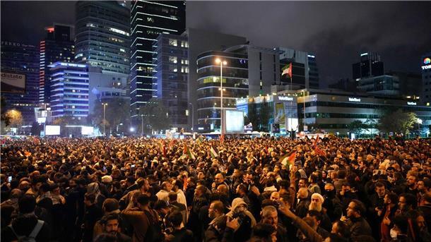Raketeneinschlag in Klinik: Proteste in muslimischer Welt Menschen versammeln sich aus Solidarität mit den Palästinensern vor dem israelischen Konsulat in Istanbul.