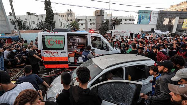 Ein Krankenhaus als Kommandozentrale der Hamas? Menschen versammeln sich um einen Krankenwagen, nachdem dieser vor dem Eingang des Schifa-Krankenhaus angegriffen wurde.